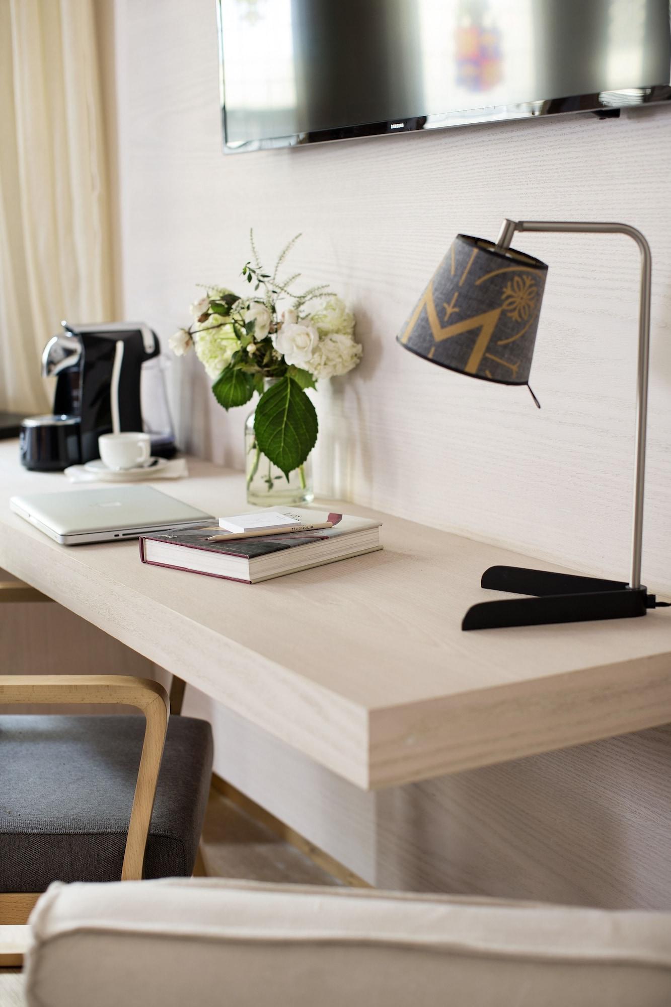 Hotel Magnolia Сантьяго Экстерьер фото A table with a white laminate tabletop