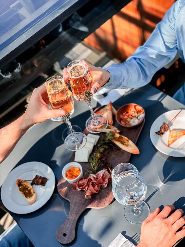 Hotel Magnolia Сантьяго Экстерьер фото Prosecco and typical Italian appetizers