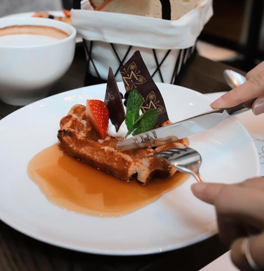 Hotel Magnolia Сантьяго Экстерьер фото A dessert being cut with a table knife
